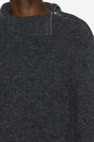 Aliocha Pullover mit Stehkragen aus einfarbigem Alpaka-Strick Aliocha Pullover mit Stehkragen aus einfarbigem Alpaka-Strick