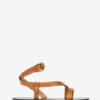 Flache Sandalen aus genietetem Leder von Jopee Flache Sandalen aus genietetem Leder von Jopee