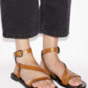 Flache Sandalen aus genietetem Leder von Jopee Flache Sandalen aus genietetem Leder von Jopee