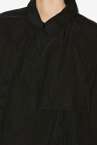 Gwenola Kurze Jacke aus satiniertem Funktionsstoff Gwenola Kurze Jacke aus satiniertem Funktionsstoff