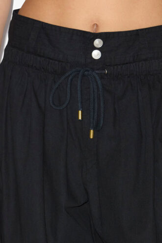 Inaya – Locker geschnittene Hose mit Raffungen