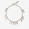 Metallarmband mit glänzenden Blattanhängern