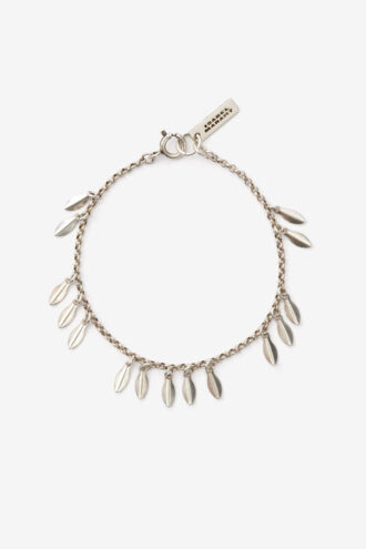 Metallarmband mit glänzenden Blattanhängern