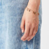 Metallarmband mit glänzenden Blattanhängern