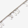 Metallarmband mit glänzenden Blattanhängern