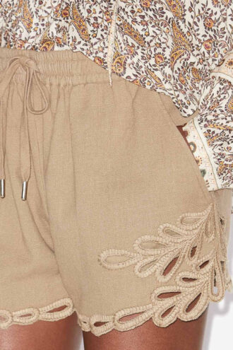 Safa Shorts mit durchbrochener Stickerei Safa Shorts mit durchbrochener Stickerei