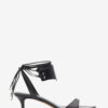 Sandalen mit mittlerem Absatz aus weichem Leder Sandalen mit mittlerem Absatz aus weichem Leder