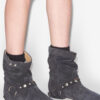 Stania Stiefel mit flachem Absatz aus Wildleder Stania Stiefel mit flachem Absatz aus Wildleder